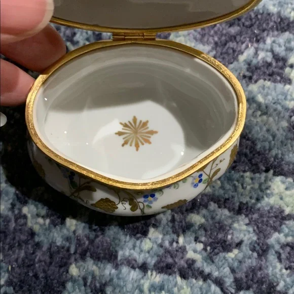 Vintage French Floral Ceramic very ornate Limoges trinket box w hinged lid - Picture 8 of 11